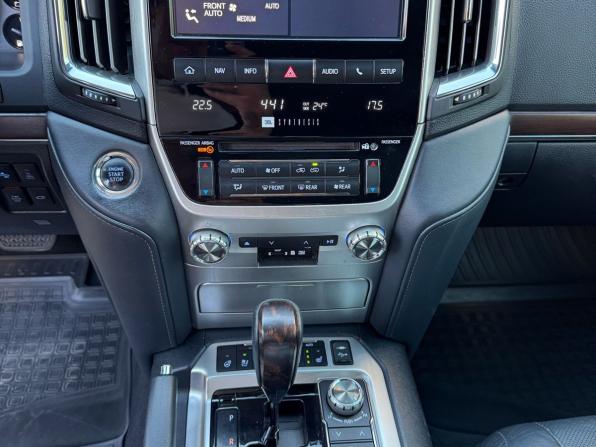 Toyota Land Cruiser 200 Series Рестайлинг 2 с пробегом 2018 года, цена 7 999 000 рублей, 83455 км, внедорожник, Автокод Объявления