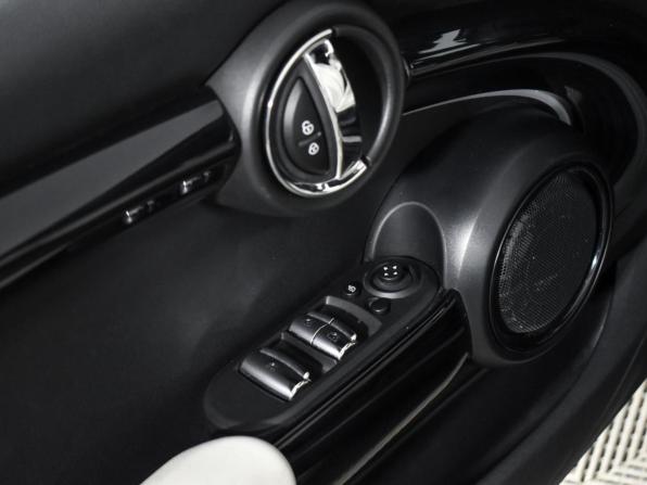 Mini Hatch III (F55/F56) Рестайлинг 2 с пробегом 2022 года, цена 3 700 000 рублей, 24750 км, хэтчбек, Автокод Объявления