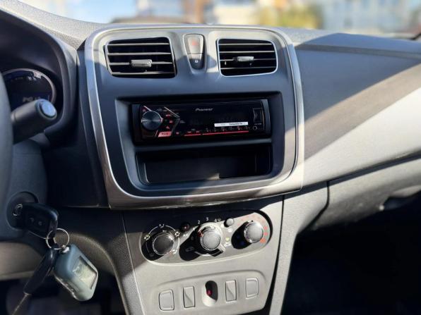 Renault Logan II Рестайлинг с пробегом 2018 года, цена 829 000 рублей, 105000 км, седан, Автокод Объявления