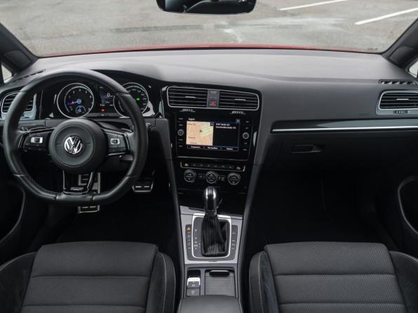Volkswagen Golf R VII Рестайлинг с пробегом 2018 года, цена 3 548 000 рублей, 97653 км, универсал, Автокод Объявления