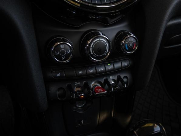 Mini Hatch III (F55/F56) Рестайлинг с пробегом 2020 года, цена 2 330 000 рублей, 62276 км, хэтчбек, Автокод Объявления