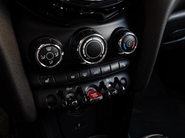 Mini Hatch III (F55/F56) Рестайлинг с пробегом 2019 года, цена 2 130 000 рублей, 79700 км, хэтчбек, Автокод Объявления