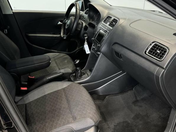 Volkswagen Polo V Рестайлинг с пробегом 2018 года, цена 1 105 000 рублей, 215425 км, седан, Автокод Объявления