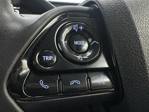 Toyota Prius IV (XW50) с пробегом 2019 года, цена 2 150 000 рублей, 76115 км, лифтбек, Автокод Объявления