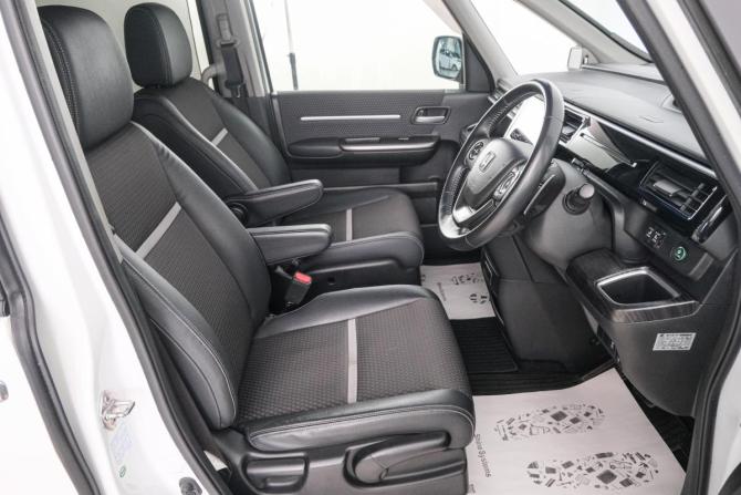 Honda Stepwgn V с пробегом 2015 года, цена 1 699 000 рублей, 204244 км, минивэн, Автокод Объявления