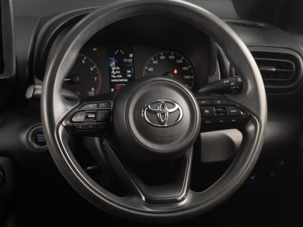 Toyota Yaris IV с пробегом 2021 года, цена 1 449 000 рублей, 133213 км, хэтчбек, Автокод Объявления