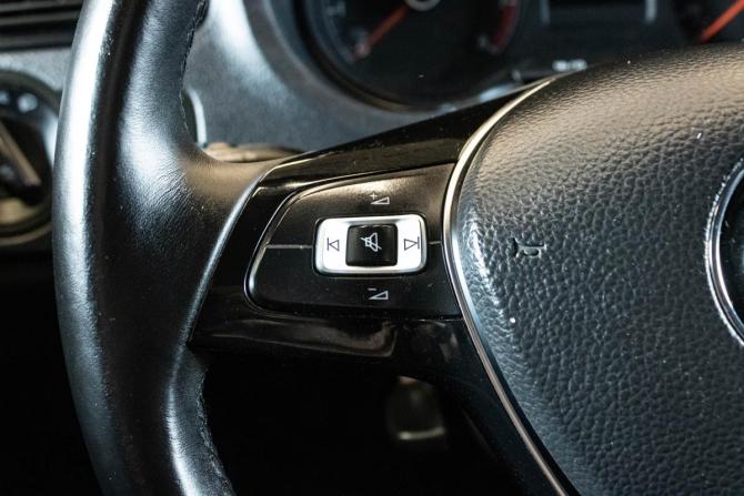 Volkswagen Polo V Рестайлинг с пробегом 2018 года, цена 1 089 000 рублей, 129764 км, седан, Автокод Объявления