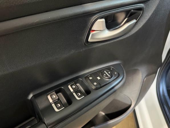 Kia Rio IV Рестайлинг с пробегом 2021 года, цена 1 799 900 рублей, 49000 км, хэтчбек, Автокод Объявления