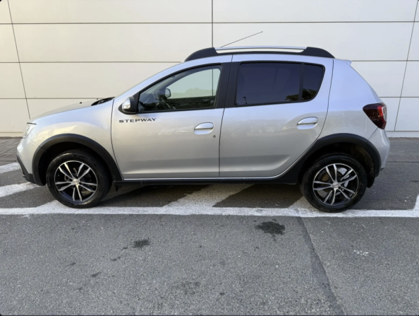 Renault Sandero II Рестайлинг с пробегом 2020 года, цена 1 093 000 рублей, 82000 км, хэтчбек, Автокод Объявления