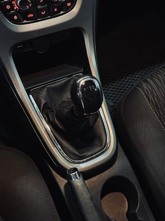 Opel Astra J Рестайлинг с пробегом 2014 года, цена 750 000 рублей, 181932 км, седан, Автокод Объявления