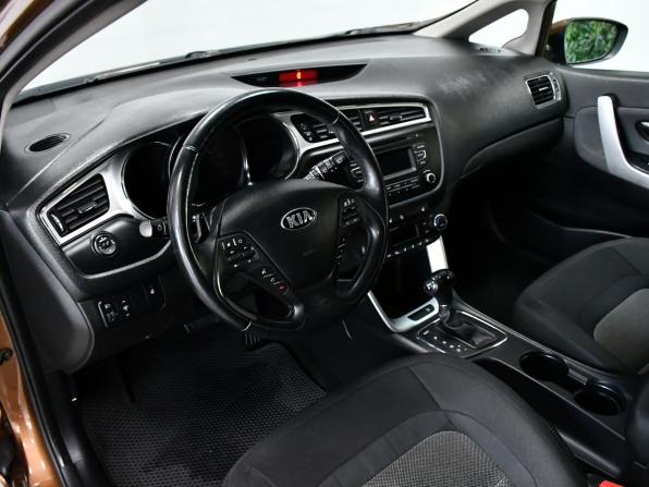 Kia Ceed II Рестайлинг с пробегом 2017 года, цена 1 447 000 рублей, 99739 км, хэтчбек, Автокод Объявления