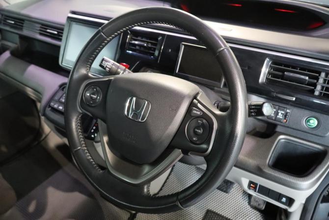 Honda Stepwgn V с пробегом 2017 года, цена 1 269 000 рублей, 235000 км, минивэн, Автокод Объявления