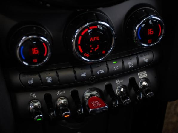 Mini Hatch III (F55/F56) Рестайлинг 2 с пробегом 2021 года, цена 3 848 000 рублей, 65900 км, хэтчбек, Автокод Объявления