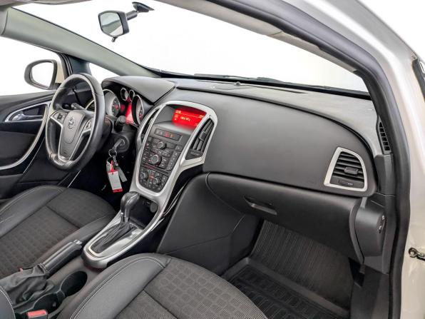 Opel Astra J Рестайлинг с пробегом 2013 года, цена 1 200 000 рублей, 53125 км, хэтчбек, Автокод Объявления