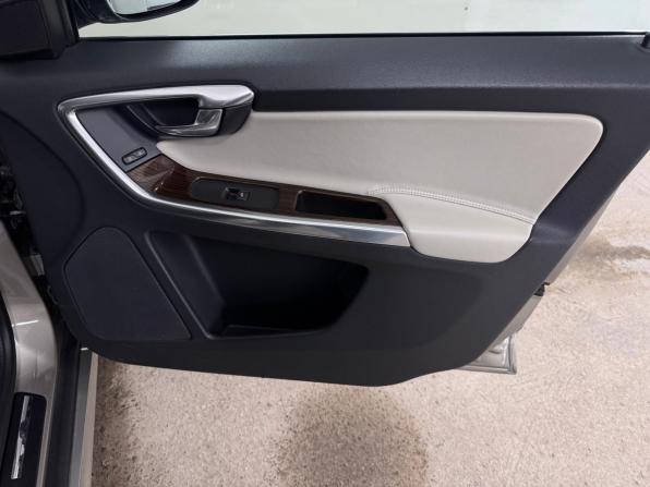 Volvo XC60 I Рестайлинг с пробегом 2015 года, цена 2 300 000 рублей, 138000 км, внедорожник, Автокод Объявления