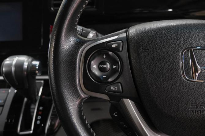 Honda Stepwgn V с пробегом 2015 года, цена 1 799 000 рублей, 132723 км, минивэн, Автокод Объявления
