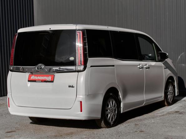 Toyota Noah III (R80) Рестайлинг с пробегом 2018 года, цена 2 370 000 рублей, 126503 км, минивэн, Автокод Объявления