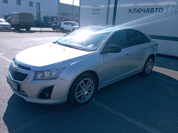 Chevrolet Cruze 2013 с боку