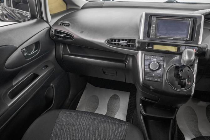 Toyota Wish II Рестайлинг с пробегом 2014 года, цена 1 299 000 рублей, 204000 км, минивэн, Автокод Объявления