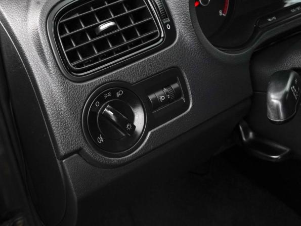 Volkswagen Polo V Рестайлинг с пробегом 2018 года, цена 780 000 рублей, 160000 км, седан, Автокод Объявления