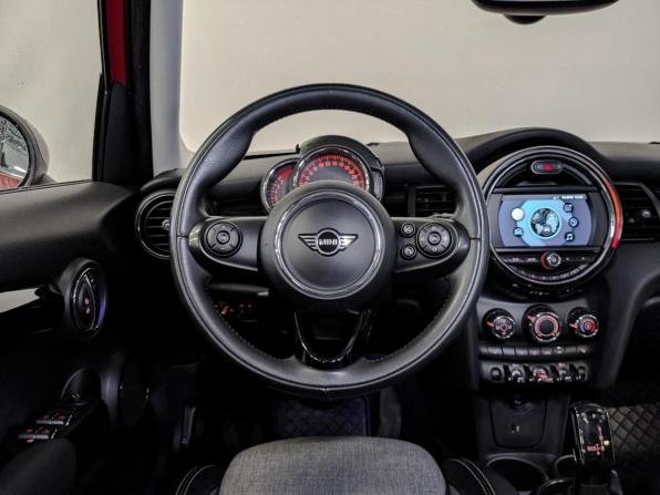Mini Hatch III (F55/F56) Рестайлинг с пробегом 2019 года, цена 1 850 000 рублей, 107800 км, хэтчбек, Автокод Объявления
