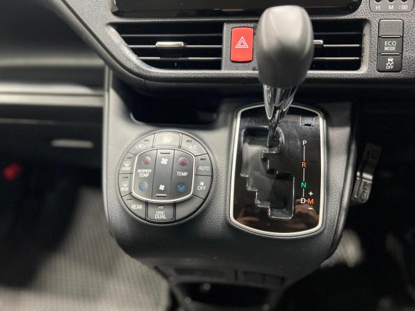Toyota Noah III (R80) Рестайлинг с пробегом 2018 года, цена 2 150 000 рублей, 125000 км, минивэн, Автокод Объявления