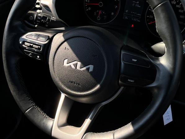 Kia Rio IV Рестайлинг с пробегом 2021 года, цена 1 680 600 рублей, 41825 км, седан, Автокод Объявления
