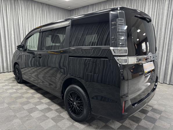 Toyota Voxy III (R80) Рестайлинг с пробегом 2018 года, цена 2 700 000 рублей, 88347 км, минивэн, Автокод Объявления