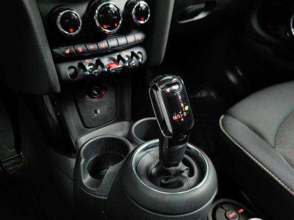 Mini Hatch III (F55/F56) Рестайлинг с пробегом 2019 года, цена 1 698 000 рублей, 143151 км, хэтчбек, Автокод Объявления