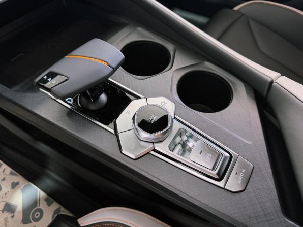 Changan UNI-V I с пробегом 2024 года, цена 2 550 000 рублей, 12800 км, лифтбек, Автокод Объявления