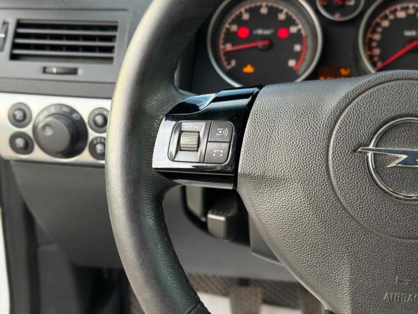 Opel Astra H Рестайлинг с пробегом 2013 года, цена 617 000 рублей, 214174 км, седан, Автокод Объявления