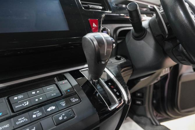 Honda Stepwgn V с пробегом 2015 года, цена 1 799 000 рублей, 132723 км, минивэн, Автокод Объявления
