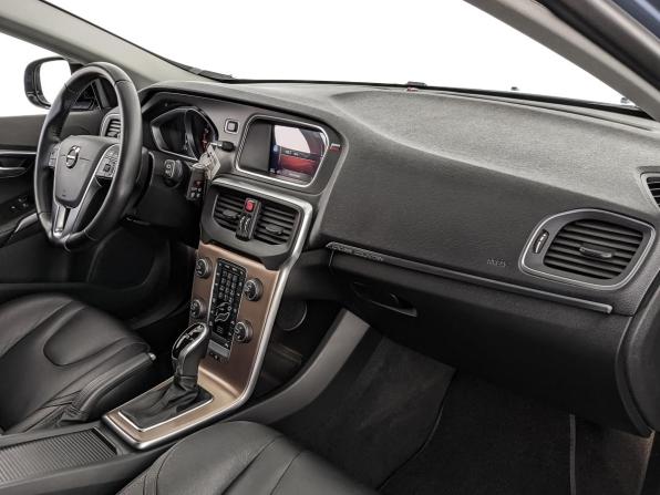 Volvo V40 II Рестайлинг с пробегом 2019 года, цена 2 260 000 рублей, 28752 км, хэтчбек, Автокод Объявления