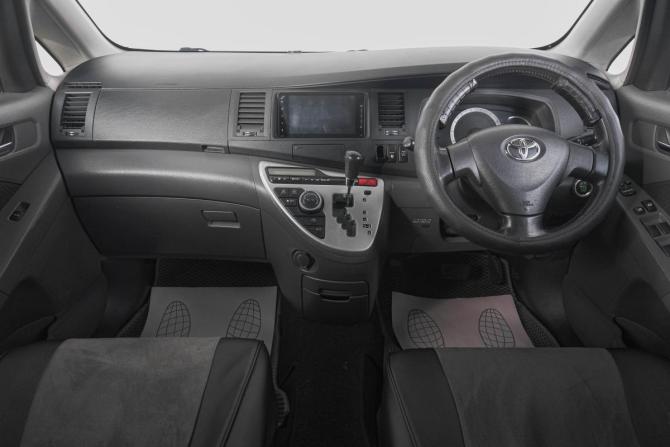 Toyota ISis I Рестайлинг с пробегом 2009 года, цена 1 099 000 рублей, 300000 км, компактвэн, Автокод Объявления