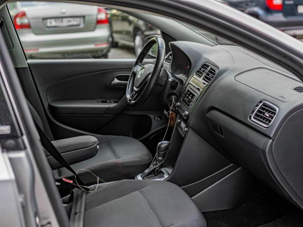 Volkswagen Polo V Рестайлинг с пробегом 2017 года, цена 1 120 000 рублей, 98977 км, седан, Автокод Объявления