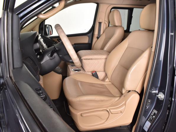 Hyundai H-1 II Рестайлинг 2 с пробегом 2018 года, цена 2 640 000 рублей, 110832 км, минивэн, Автокод Объявления