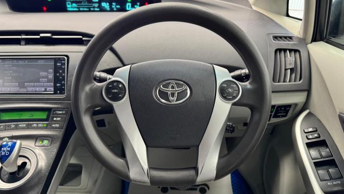 Toyota Prius III (XW30) с пробегом 2009 года, цена 790 000 рублей, 218880 км, лифтбек, Автокод Объявления