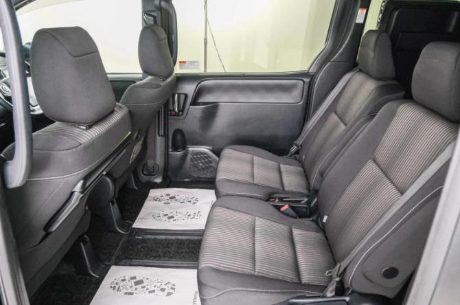 Toyota Voxy III (R80) Рестайлинг с пробегом 2018 года, цена 1 899 000 рублей, 178000 км, минивэн, Автокод Объявления