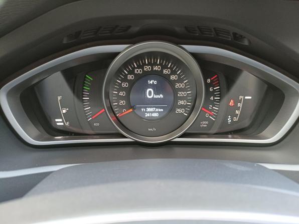 Volvo V40 Cross Country I с пробегом 2013 года, цена 949 000 рублей, 241480 км, хэтчбек, Автокод Объявления