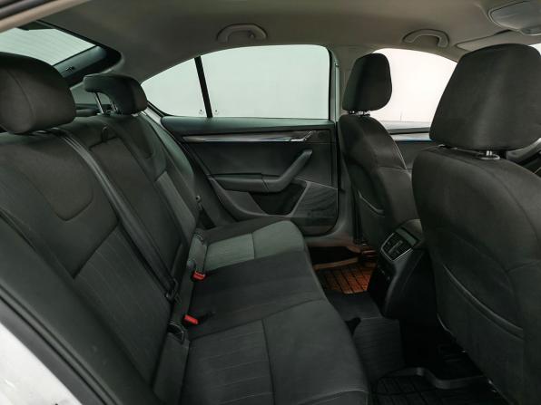 Skoda Octavia III (A7) Рестайлинг с пробегом 2018 года, цена 1 330 000 рублей, 271704 км, лифтбек, Автокод Объявления
