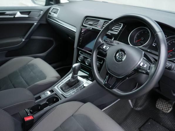 Volkswagen Golf VII Рестайлинг с пробегом 2017 года, цена 1 630 000 рублей, 75042 км, хэтчбек, Автокод Объявления