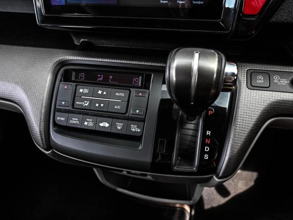 Honda Stepwgn V Рестайлинг с пробегом 2019 года, цена 2 049 000 рублей, 113778 км, минивэн, Автокод Объявления