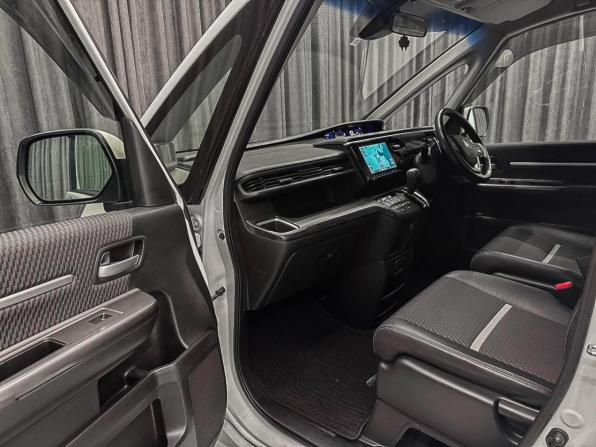 Honda Stepwgn V с пробегом 2016 года, цена 1 770 000 рублей, 128000 км, минивэн, Автокод Объявления