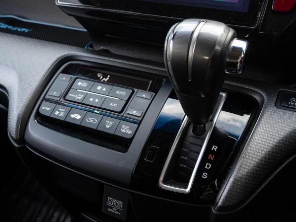 Honda Stepwgn V с пробегом 2016 года, цена 1 775 000 рублей, 151856 км, минивэн, Автокод Объявления