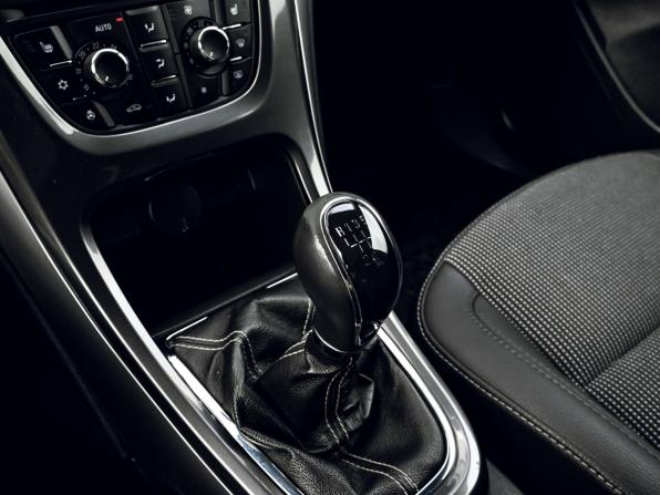 Opel Astra J с пробегом 2012 года, цена 729 000 рублей, 142224 км, хэтчбек, Автокод Объявления