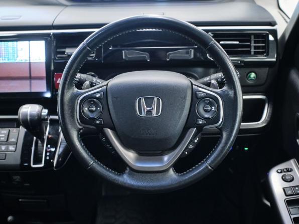 Honda Stepwgn V с пробегом 2015 года, цена 1 848 000 рублей, 106338 км, минивэн, Автокод Объявления