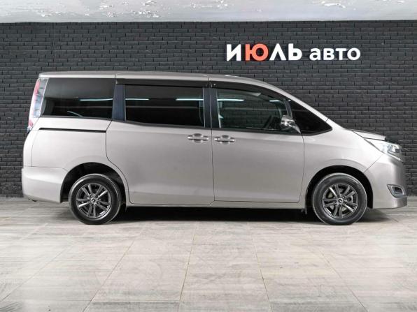 Toyota Noah III (R80) Рестайлинг с пробегом 2018 года, цена 2 468 000 рублей, 128085 км, минивэн, Автокод Объявления