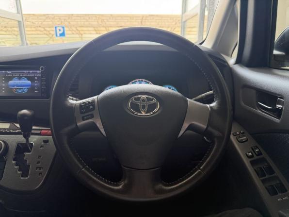 Toyota ISis I Рестайлинг с пробегом 2010 года, цена 1 050 000 рублей, 117522 км, компактвэн, Автокод Объявления
