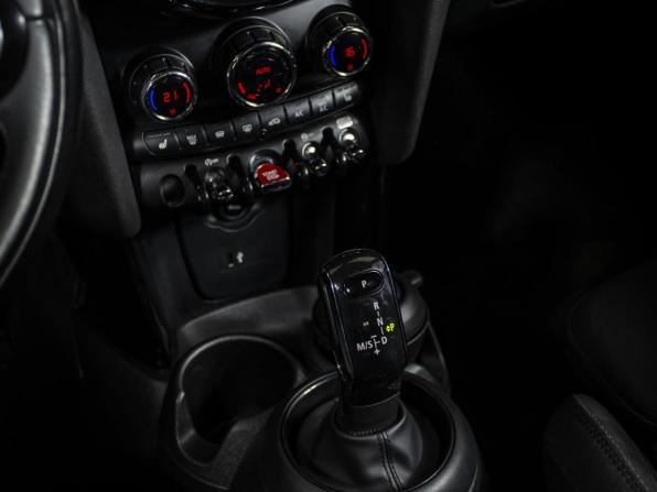 Mini Hatch III (F55/F56) Рестайлинг с пробегом 2019 года, цена 2 498 000 рублей, 15062 км, хэтчбек, Автокод Объявления