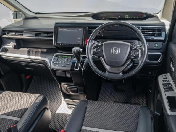 Honda Stepwgn V с пробегом 2015 года, цена 1 765 000 рублей, 165281 км, минивэн, Автокод Объявления